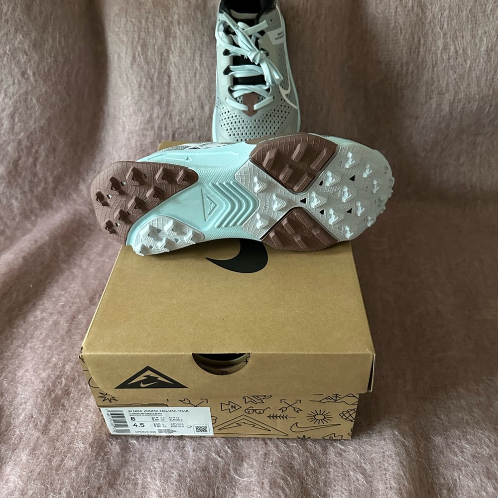 **New in Box**Womens Nike Zegama Trail Sneakers. Size US 6